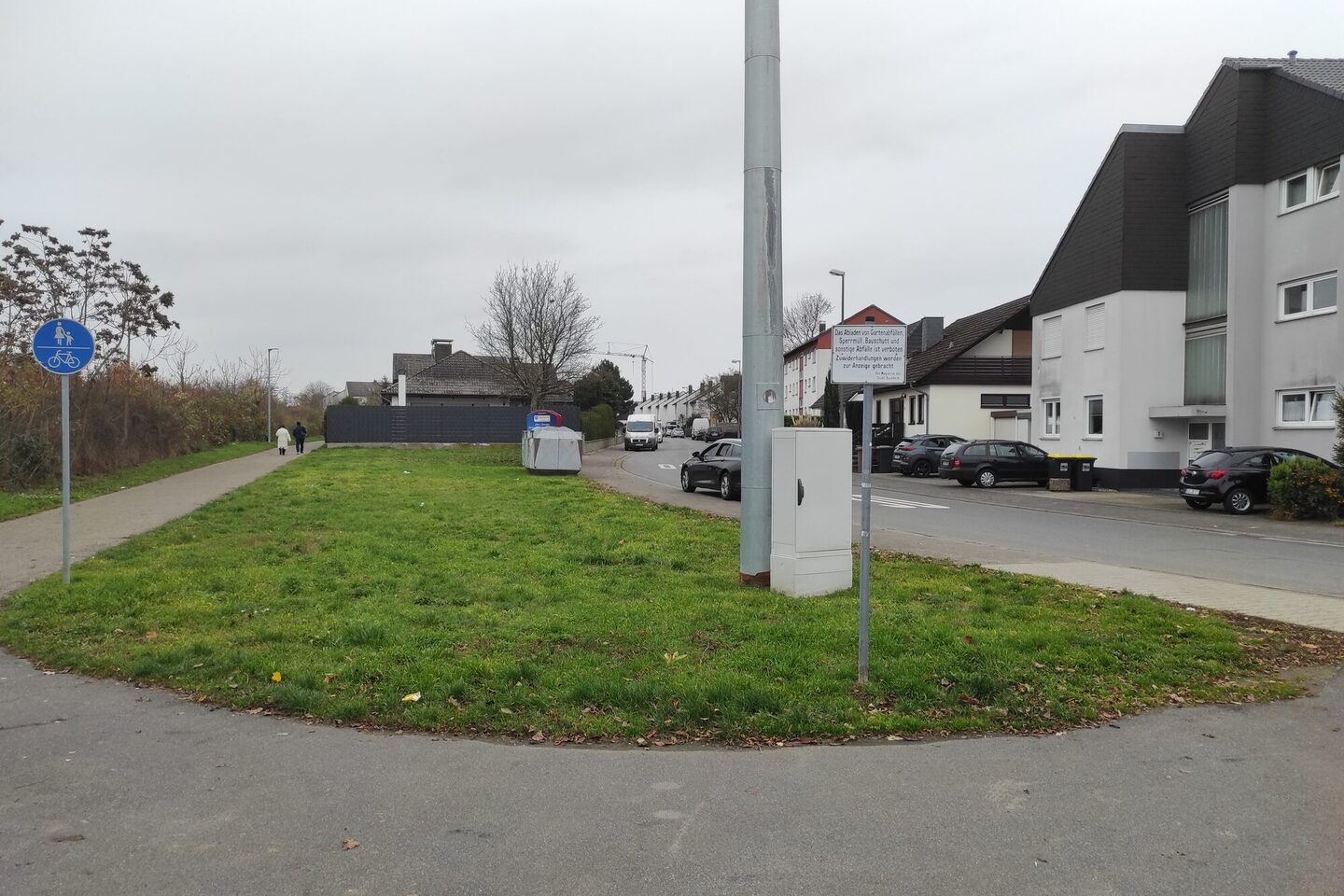 Grünstreifen zwischen Fuß-/Radweg und Straße vor der Begrünungsmaßnahme