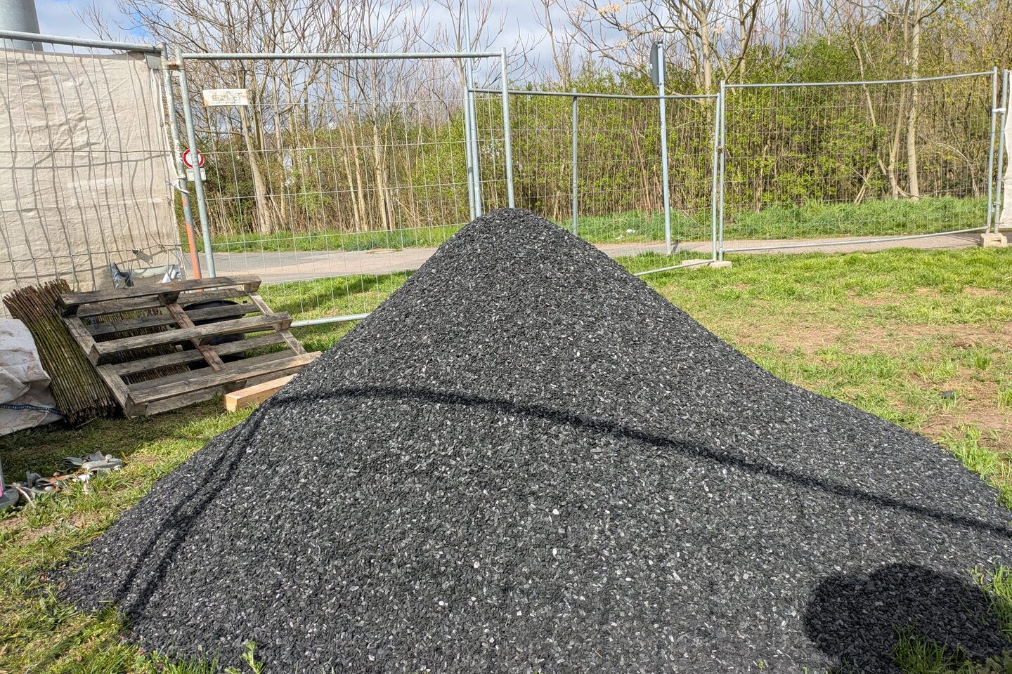 Haufen mit Pflanzenkohle während der Baumaßnahme