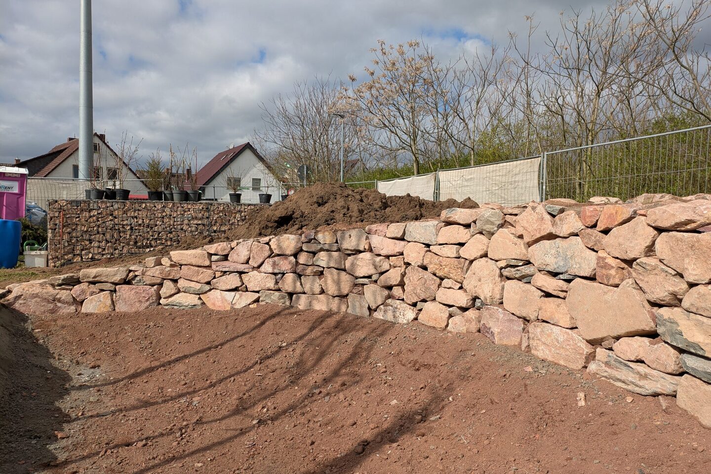 Neue Trockenmauer aus Steinen