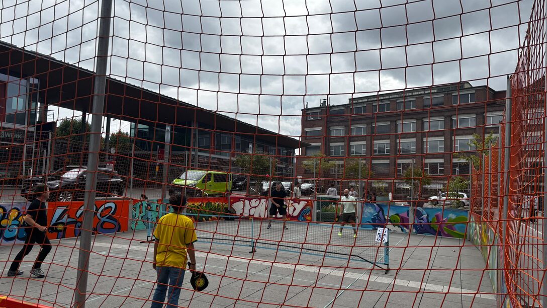 Kinder spielen Pickleball auf einem mobilen Spielfeld