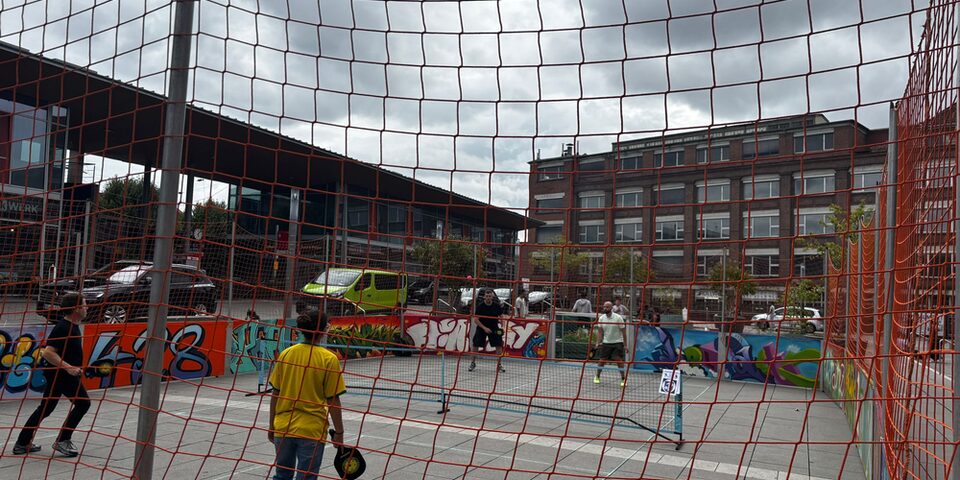 Kinder spielen Pickleball auf einem mobilen Spielfeld