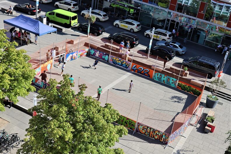 Fußballplatz in der Innenstadt von oben