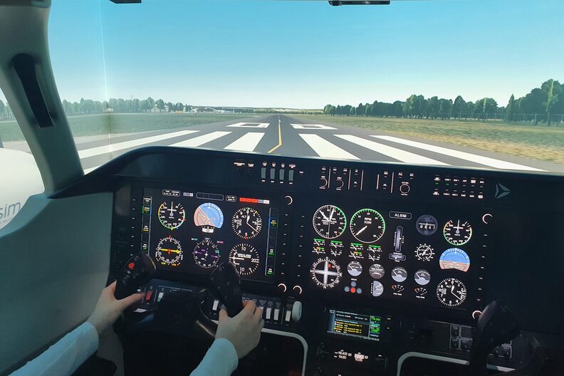 Blick aus einem Flugzeugcockpit eines Flugzeugsimulators