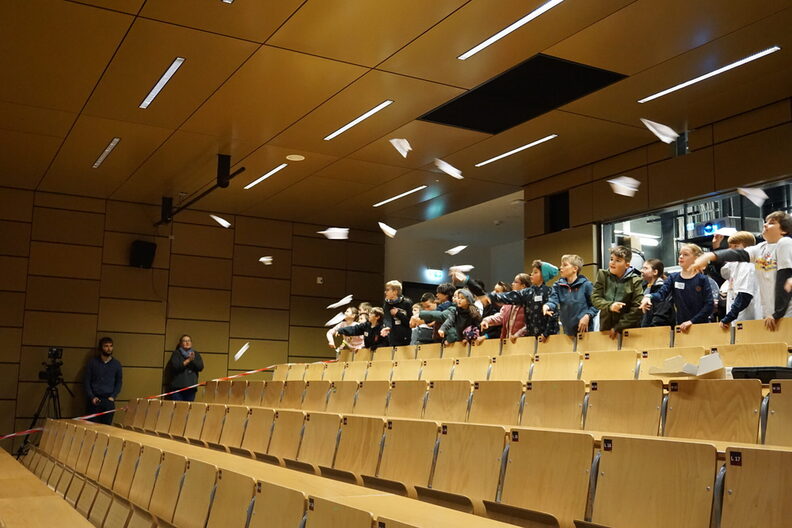 Kinder sitzen in einem Hörsaal bei der Kinderuni Rüsselsheim