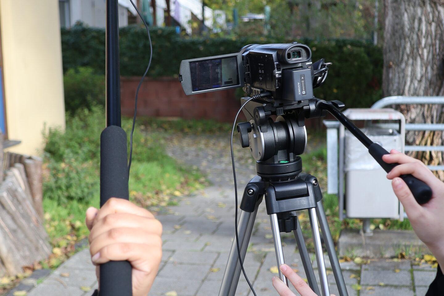 Mit Kamera und Mikrofon bereiten sich Jugendliche darauf vor Filmaufnahmen zu machen