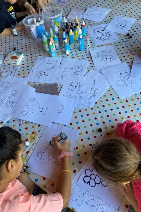 Kinder malen im Kindertreff