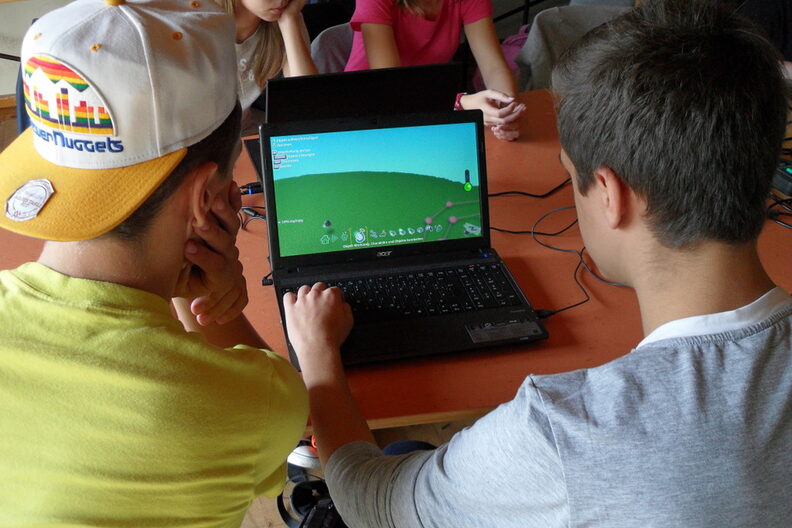 Jugendliche arbeiten am mobilem PC