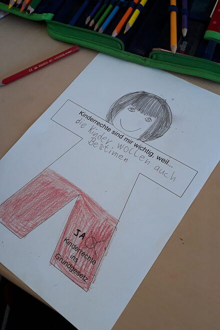 Kinderrechte Figur ausgemalt und beschriftet von einem Grundschulkind