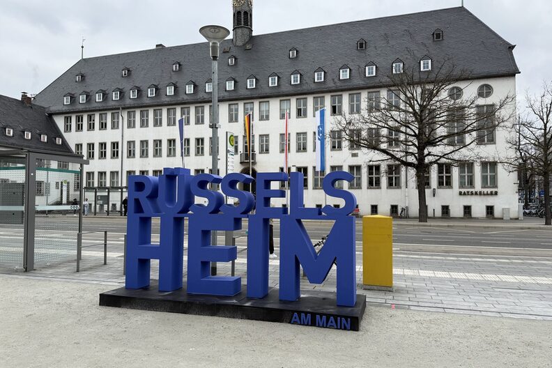 Das Rüsselsheimer Rathaus mit Rüsselsheim Schriftzug