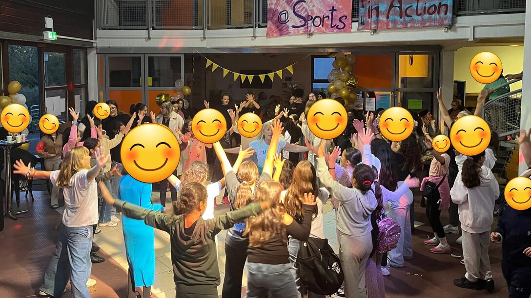 Mädchen tanzen bei der Just Girls Mädchendisco