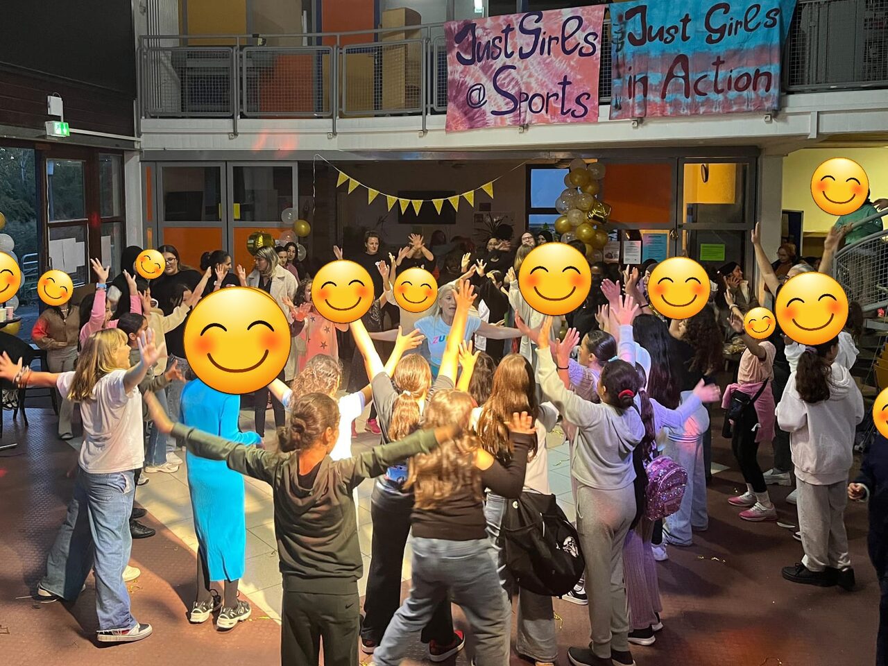 Mädchen tanzen bei der Just Girls Mädchendisco