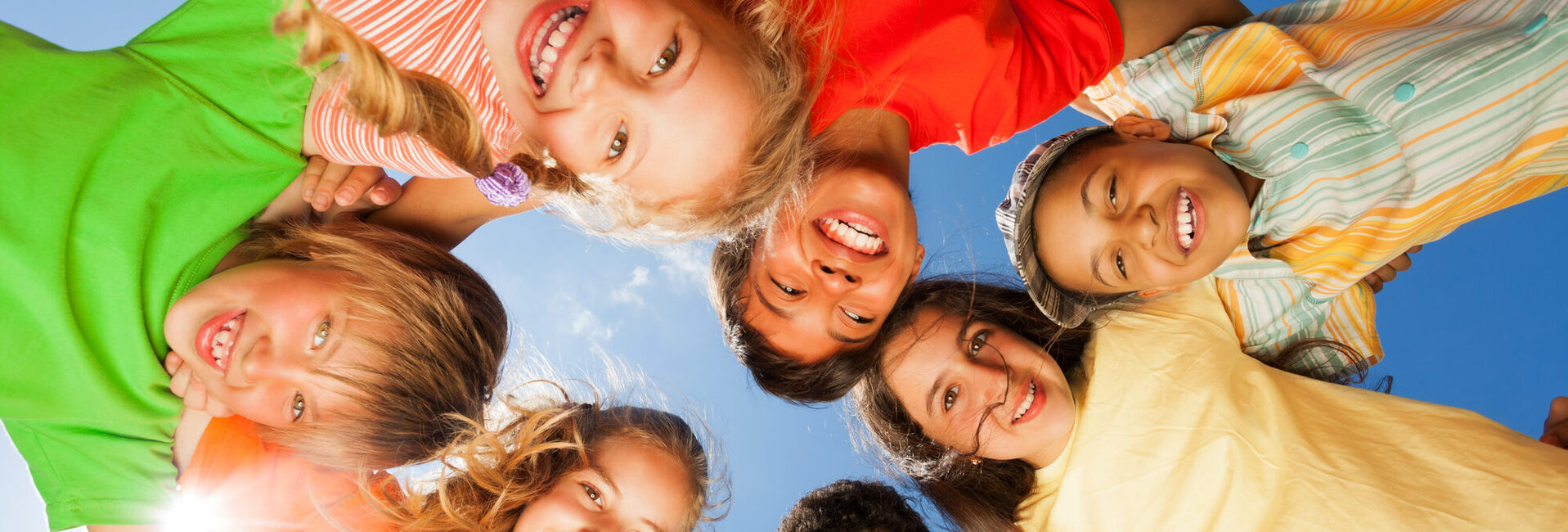 Glückliche Kinder stehen im Kreis