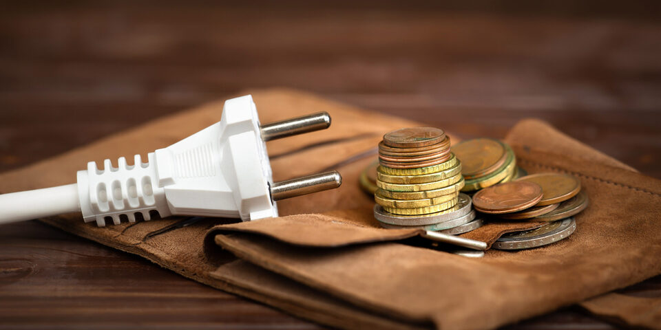 Elektrischer Stecker Geldbörse und Euros auf einem Tisch