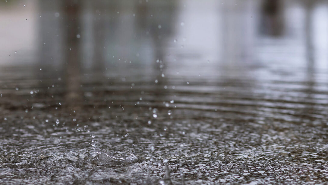 Regenwasser bildet Pfützen
