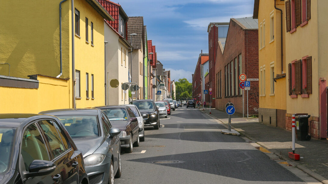 Dicht geparkte Autos in der Weisenauer Straße