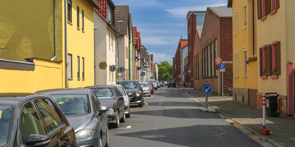 Dicht geparkte Autos in der Weisenauer Straße
