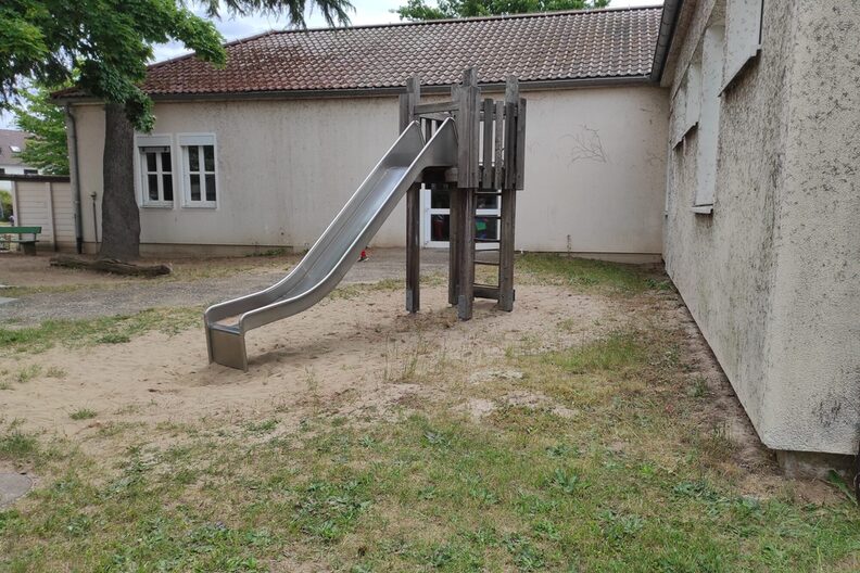 Seitenansicht alter Rutschenturm