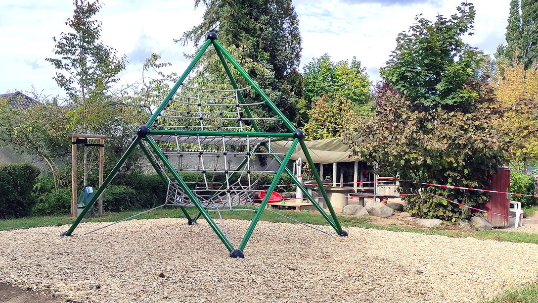 Neue Kletterpyramide an der Kita Amselstraße