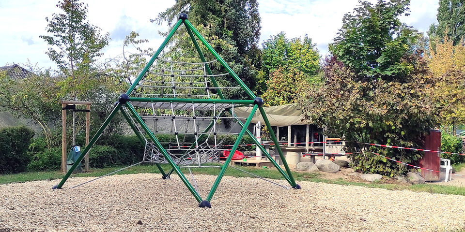 Neue Kletterpyramide an der Kita Amselstraße