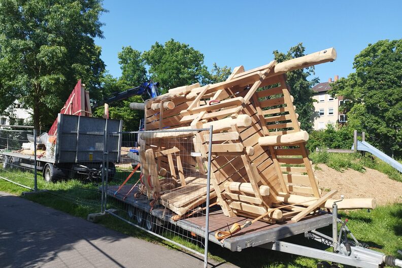 Anlieferung des neuen Spielgeräts Freianlage Danziger Anlage