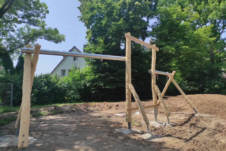 Einbau des neuen Spielgeräts Freianlage Danziger Anlage