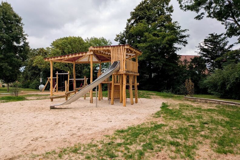 Spielgeräteeinheit mit Rutsche