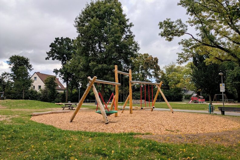 Spielgeräteanlage mit Schaukeln