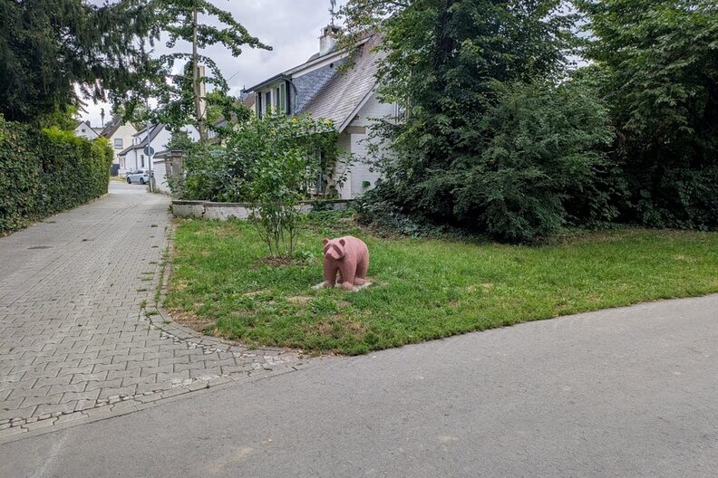 Skulptur eines Bären am Zuweg
