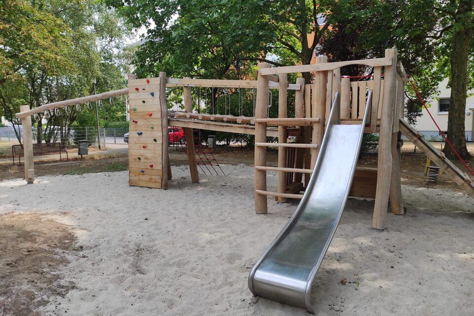 Kletteranlage mit Rutsche