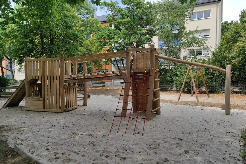 Spielgerät mit Kletteranlage