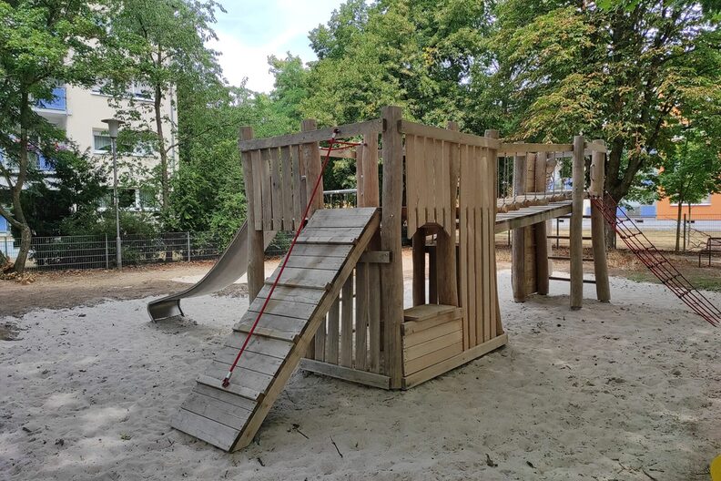 Seitenansicht des neuen Spielgeräts