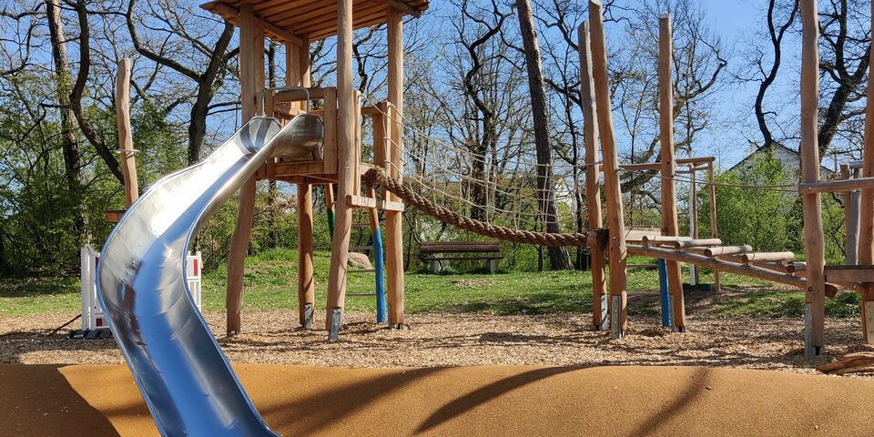 Kletterturm mit Edelstahlrutsche auf dem Waldspielplatz Jugenheimer Weg