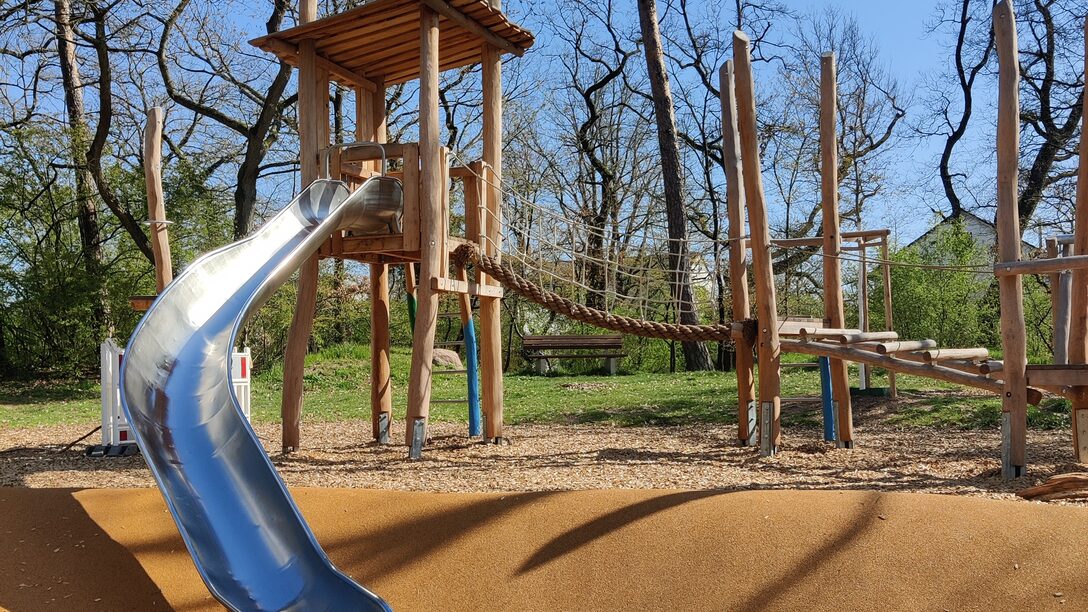Kletterturm mit Edelstahlrutsche auf dem Waldspielplatz Jugenheimer Weg