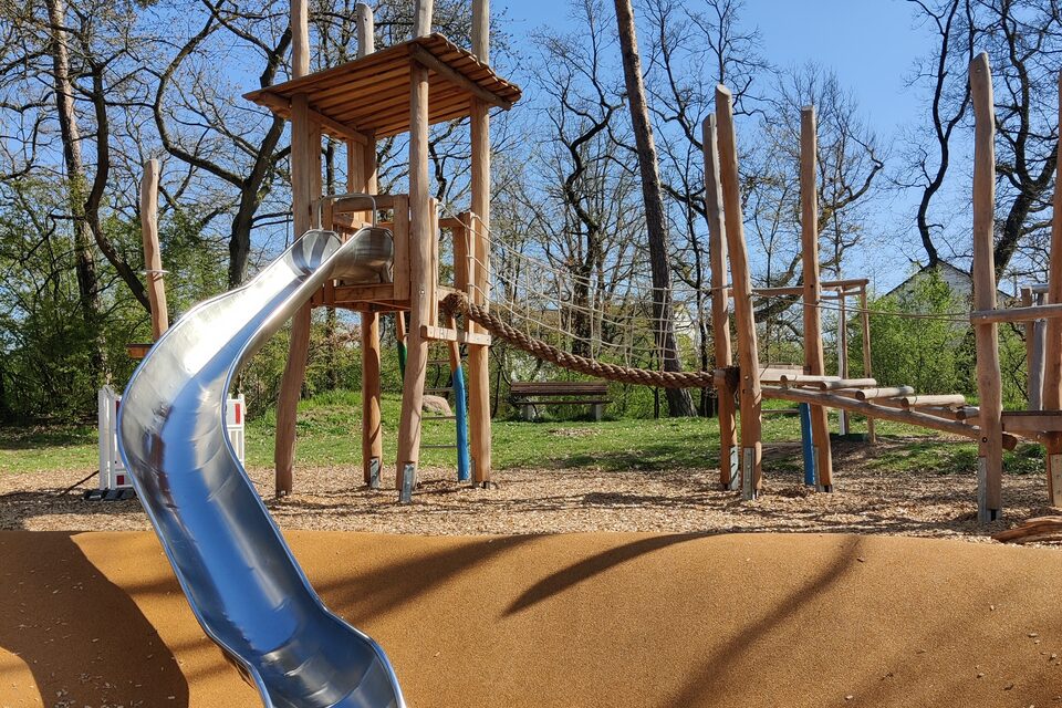 Kletterturm mit Edelstahlrutsche auf dem Waldspielplatz Jugenheimer Weg