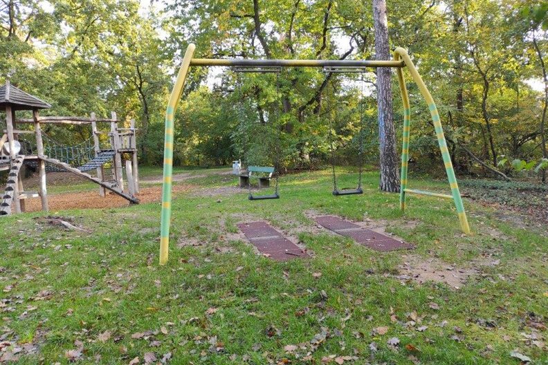 Doppelschaukel auf dem Spielplatz Jugenheimer Weg