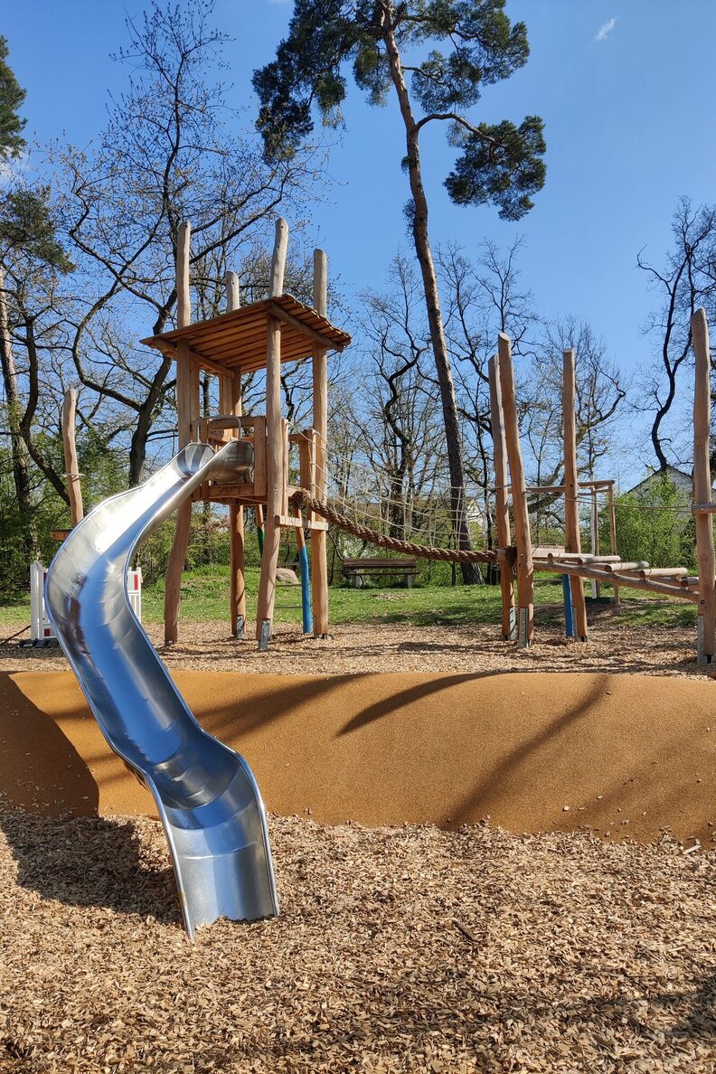 Neuer Kletterturm mit Edelstahlrutsche auf dem Spielplatz Jugenheimer Weg