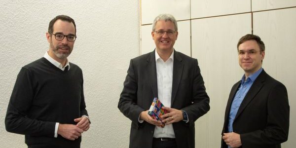 Bürgermeister Dennis Griese (rechts) und Stadtrat Nils Kraft (links) begrüßen den neuen Oberbürgermeister Patrick Burghardt (Mitte) im Rathaus