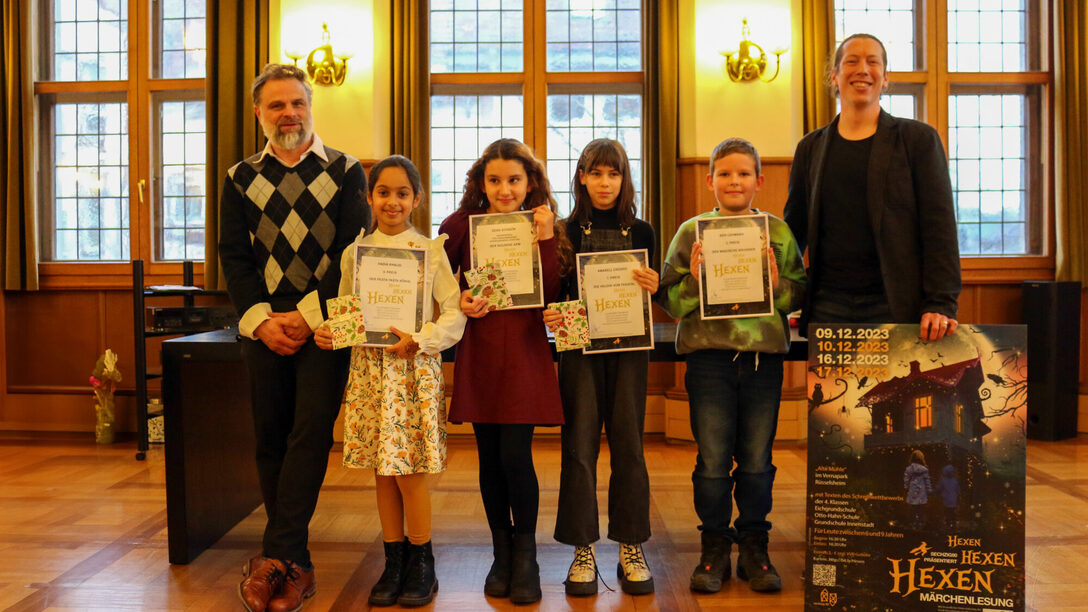 Gruppenbild von der Preisverleihung, von links sind zu sehen: Georg Otto (Theaterhaus sechzig90 e.V.), Hadia Khalid, Sena Güngör, Amabell Crespo, Ben Lehmann, Jonathan Roth (Kulturmanager der Stadt Rüsselsheim am Main)