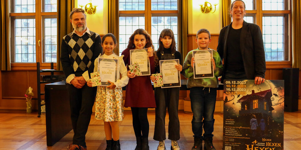 Gruppenbild von der Preisverleihung, von links sind zu sehen: Georg Otto (Theaterhaus sechzig90 e.V.), Hadia Khalid, Sena Güngör, Amabell Crespo, Ben Lehmann, Jonathan Roth (Kulturmanager der Stadt Rüsselsheim am Main)