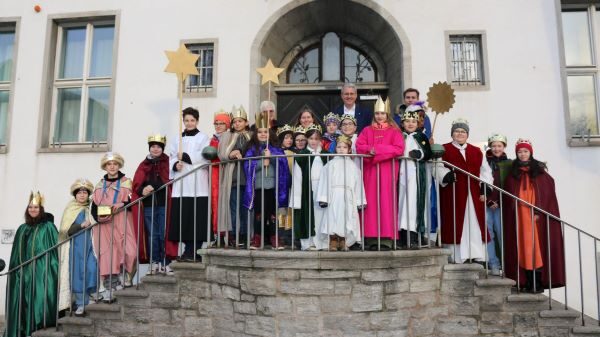 Sternsinger der drei katholischen Gemeinden St. Josef, Heilige Familie und Auferstehung Christi mit Oberbürgermeister Patrick Burghardt vor dem Haupteingang des Rathauses