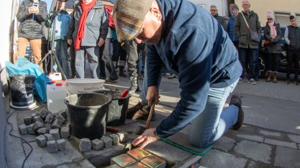 Bernd Laun verlegt die Stolpersteine in der Hintergasse 18 in Königstädten.