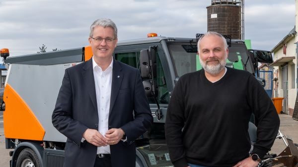 Oberbürgermeister Patrick Burghardt und Städteservice-Vorstand Andreas Lier vor einer kleinen Kehrmaschine