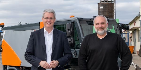 Oberbürgermeister Patrick Burghardt und Städteservice-Vorstand Andreas Lier vor einer kleinen Kehrmaschine