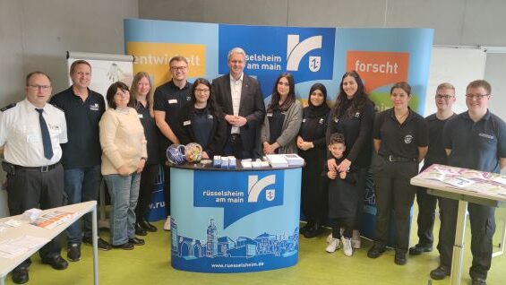 Team der Stadtverwaltung am Stand bei der Ausbildungsmesse in der Werner-Heisenberg-Schule