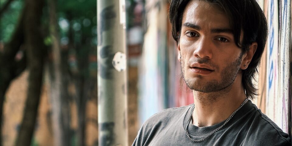 Porträtfoto von Autor und Regisseur Elias Khani-Alemouti