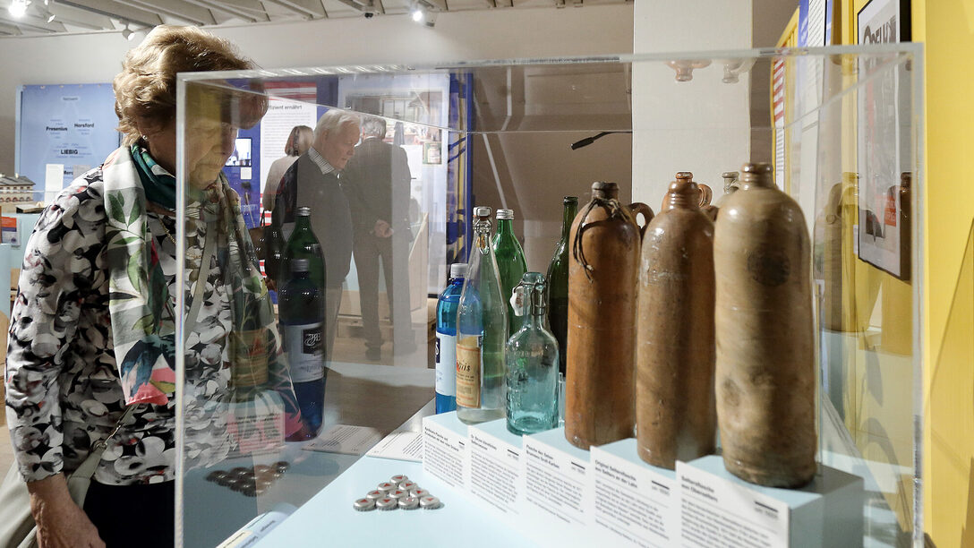 Besucher in der Ausstellung "Made in Hessen. Globale Industriegeschichten"