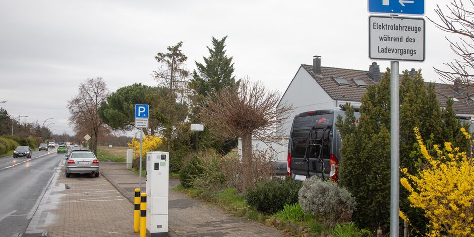 Parkplatz mit Ladesäule für Elektroautos