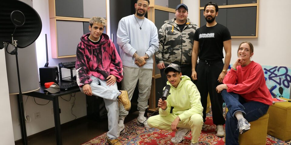 Imad Bouziane, Shaun Hawkins, Mohamed Boulghalegh, Tuqeer Ahmed, Anna Schneider, Yesin im neuen Tonstudio im just (von links)