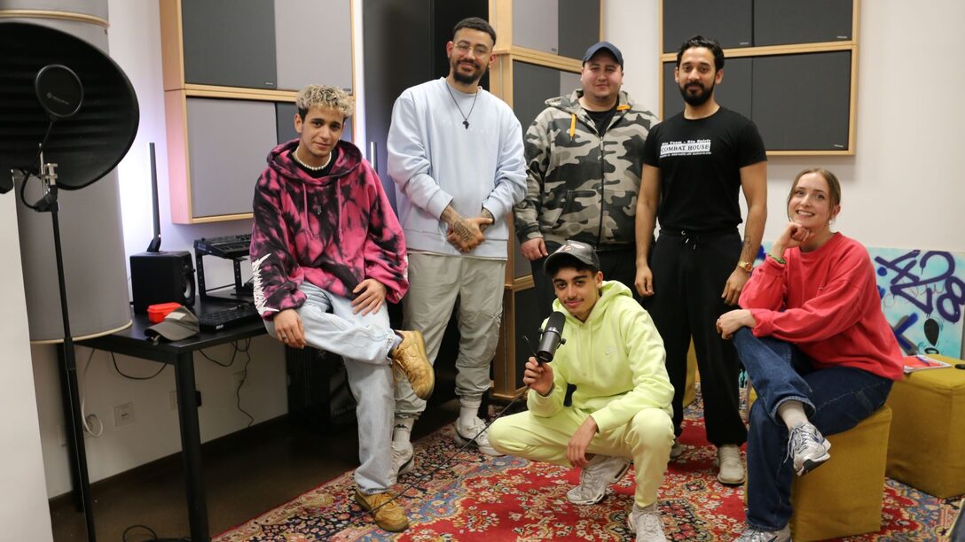 Imad Bouziane, Shaun Hawkins, Mohamed Boulghalegh, Tuqeer Ahmed, Anna Schneider, Yesin im neuen Tonstudio im just (von links)