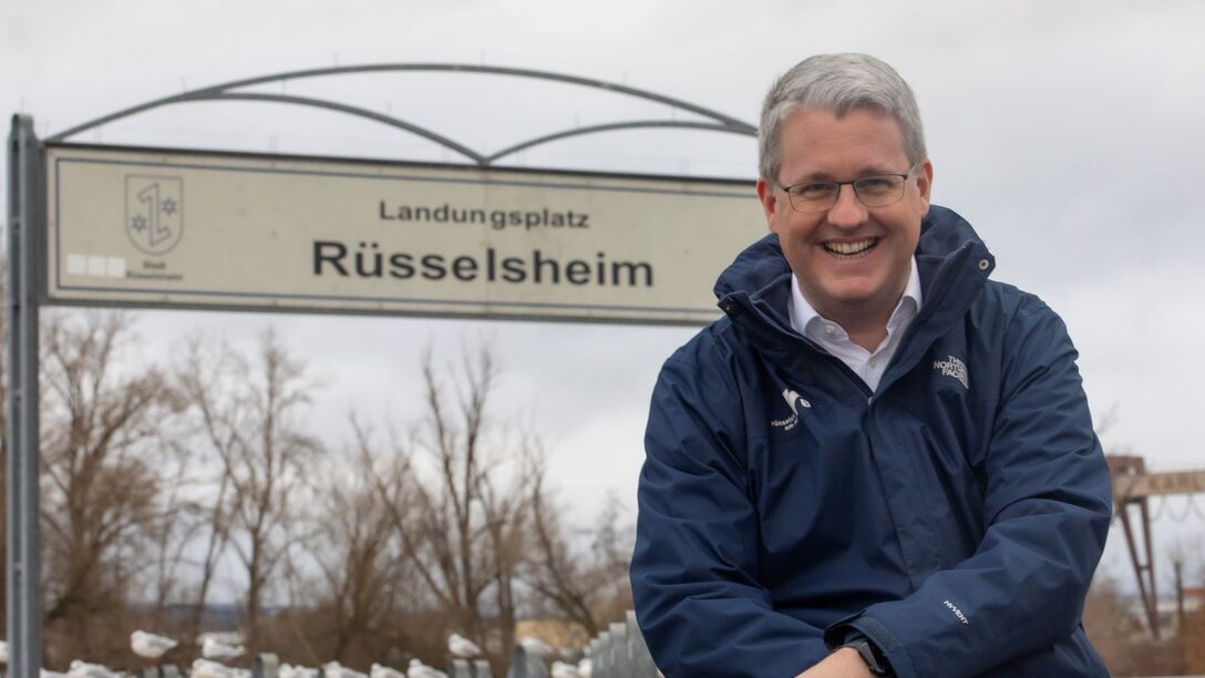 Oberbürgermeister Patrick Burghardt am Landungsplatz in Rüsselsheim am Main, im Hintergrund der Schiffssteg